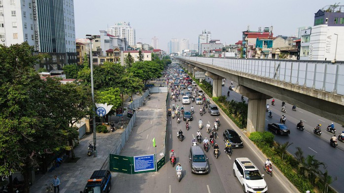 CLIP: Cận cảnh lô cốt khiến giao thông đường Nguyễn Trãi ùn ứ kéo dài giờ cao điểm - Ảnh 4.