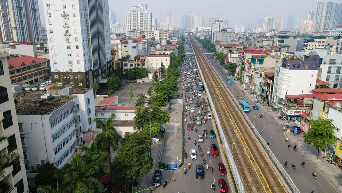 CLIP: Cận cảnh lô cốt khiến giao thông đường Nguyễn Trãi ùn ứ kéo dài giờ cao điểm - Ảnh 2.