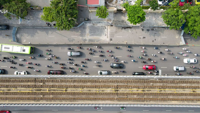 CLIP: Cận cảnh lô cốt khiến giao thông đường Nguyễn Trãi ùn ứ kéo dài giờ cao điểm - Ảnh 3.