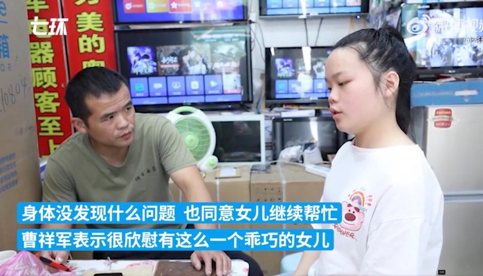 Trung Quốc: Nữ sinh cõng tủ lạnh giao hàng thay cha tàn tật - Ảnh 2.