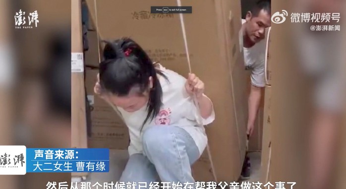 Trung Quốc: Nữ sinh cõng tủ lạnh giao hàng thay cha tàn tật - Ảnh 3.