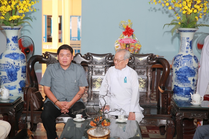 Văn nghệ sĩ TP HCM và chuyến tham quan Tòa thánh Tây Ninh - Ảnh 2.