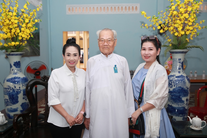 Văn nghệ sĩ TP HCM và chuyến tham quan Tòa thánh Tây Ninh - Ảnh 7.