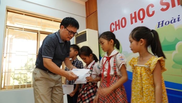 Chi hội Nhà báo thường trú tại Bình Định trao 150 suất quà - Ảnh 1.