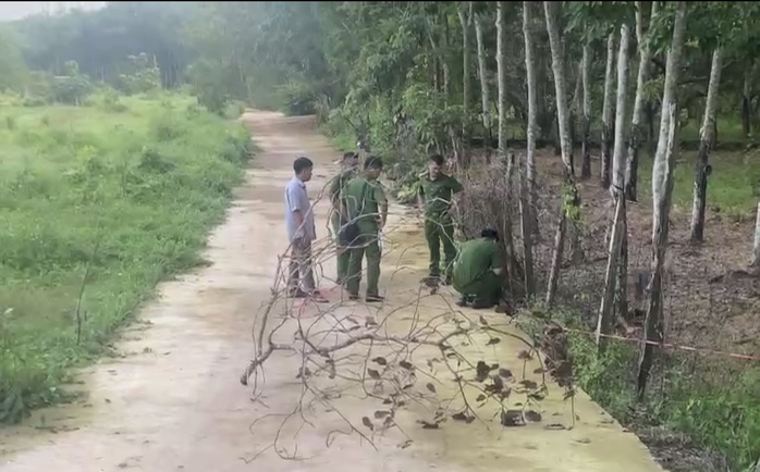 Phát hiện thi thể bé sơ sinh mất 1 chân ở Bình Phước: làm việc với người mẹ - Ảnh 1.