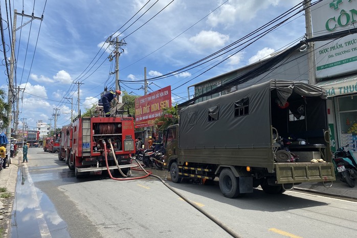 5 xe chữa cháy được điều động đến đường Tam Bình, TP Thủ Đức - Ảnh 1.