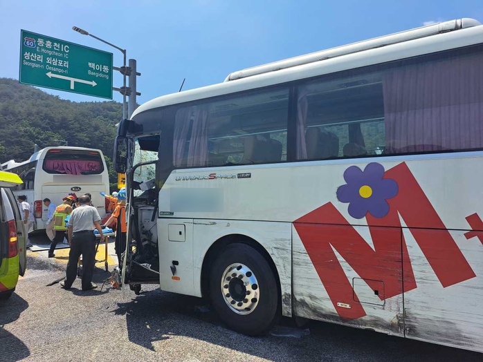 Xe tải, xe buýt chở học sinh tông liên hoàn ở Hàn Quốc - Ảnh 1.