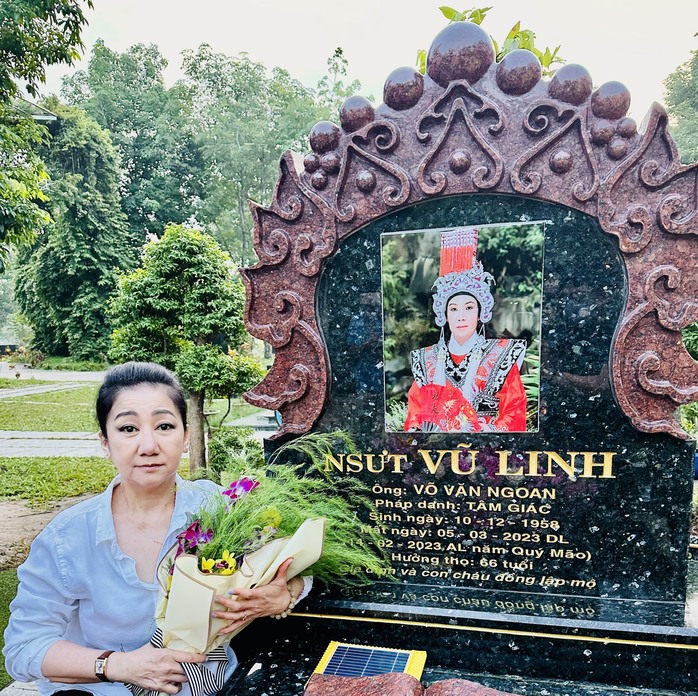 NSƯT Thanh Thanh Tâm xúc động viếng mộ đàn anh Vũ Linh - Ảnh 2.