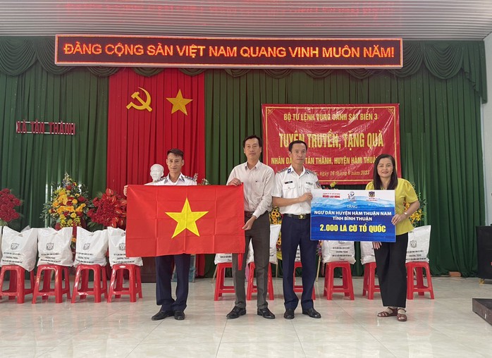 Báo Người Lao Động tặng 2.000 lá cờ Tổ quốc cho ngư dân huyện Hàm Thuận Nam - Ảnh 1.