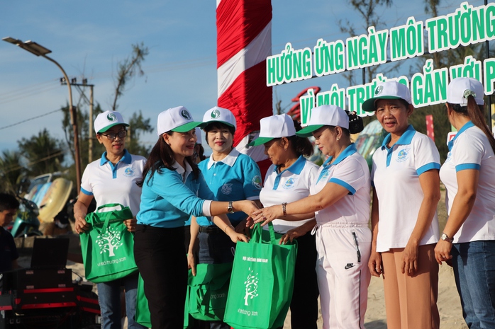 Lãnh đạo TP Tam Kỳ cùng người dân dọn rác làm sạch môi trường - Ảnh 1. Lãnh đạo TP Tam Kỳ cùng người dân dọn rác làm sạch môi trường - Ảnh 1.