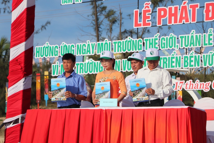 Lãnh đạo TP Tam Kỳ cùng người dân dọn rác làm sạch môi trường - Ảnh 3. Lãnh đạo TP Tam Kỳ cùng người dân dọn rác làm sạch môi trường - Ảnh 3.