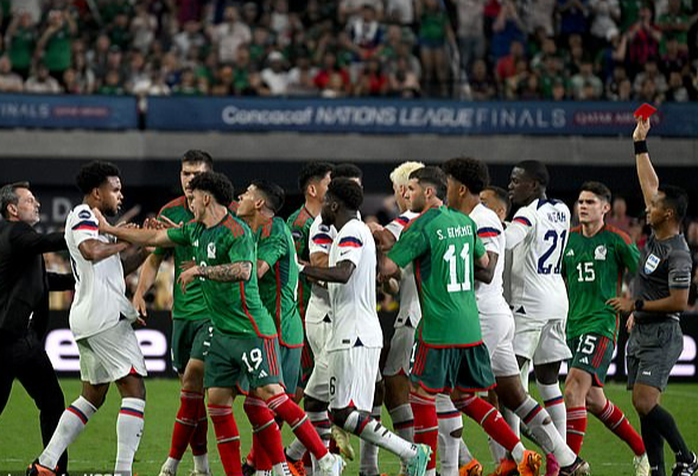 Cầu thủ Mỹ và Mexico ẩu đả, hỗn loạn bán kết CONCACAF Nations League - Ảnh 5.