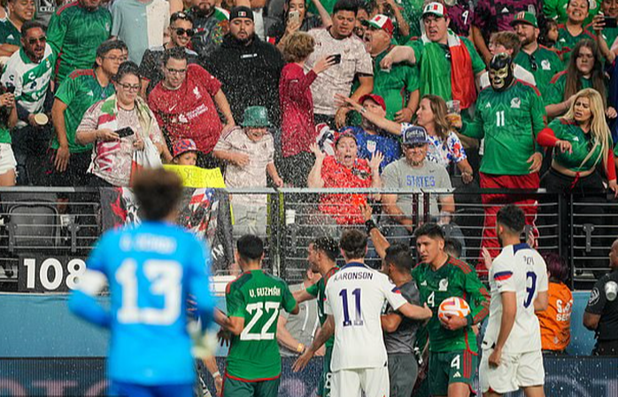 Cầu thủ Mỹ và Mexico ẩu đả, hỗn loạn bán kết CONCACAF Nations League - Ảnh 8.