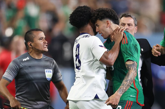 Cầu thủ Mỹ và Mexico ẩu đả, hỗn loạn bán kết CONCACAF Nations League - Ảnh 3.