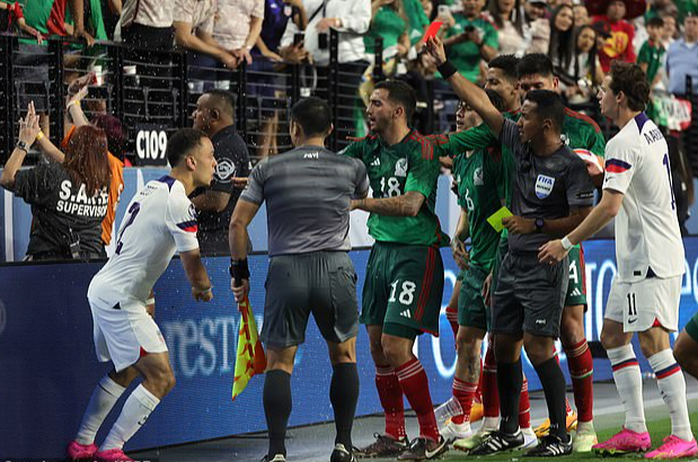 Cầu thủ Mỹ và Mexico ẩu đả, hỗn loạn bán kết CONCACAF Nations League - Ảnh 7.