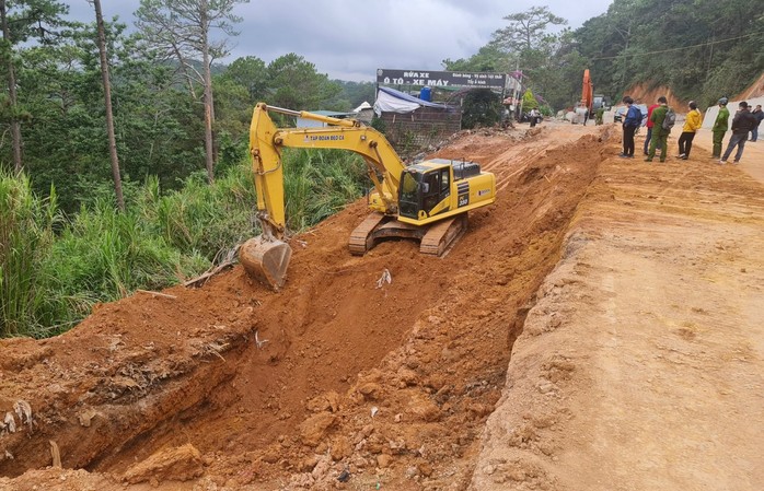 Lâm Đồng: Lở đất khi thi công mở rộng đèo Prenn, 1 công nhân tử vong - Ảnh 1.