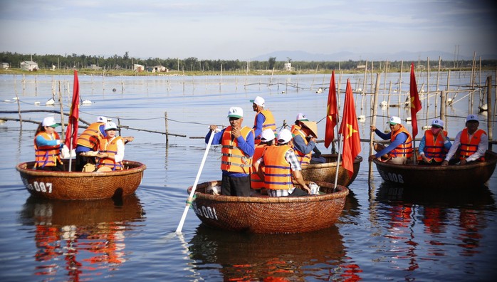 Lãnh đạo TP Tam Kỳ cùng người dân dọn rác làm sạch môi trường - Ảnh 7. Lãnh đạo TP Tam Kỳ cùng người dân dọn rác làm sạch môi trường - Ảnh 7.