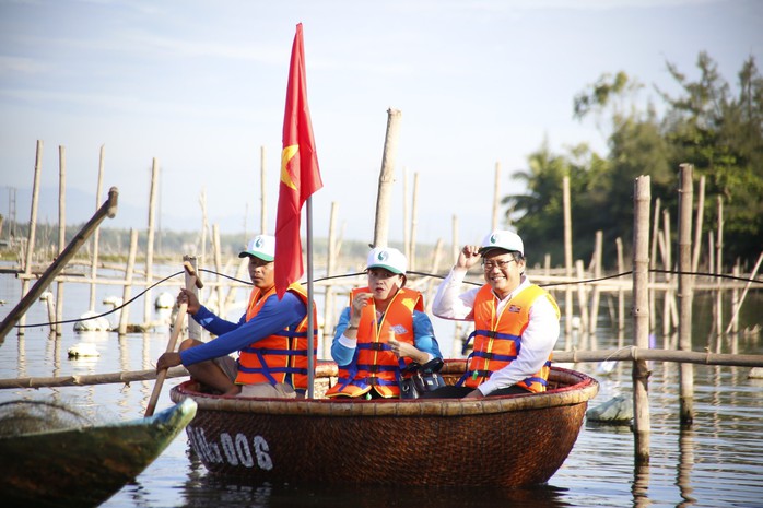 Lãnh đạo TP Tam Kỳ cùng người dân dọn rác làm sạch môi trường - Ảnh 6. Lãnh đạo TP Tam Kỳ cùng người dân dọn rác làm sạch môi trường - Ảnh 6.