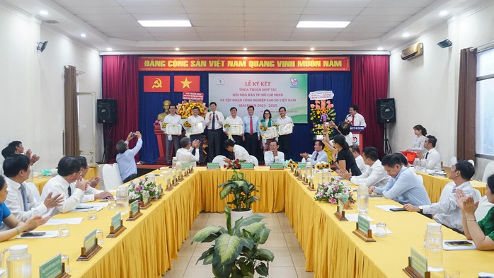 Hội Nhà báo TP HCM và Tập đoàn Công nghiệp Cao su Việt Nam ký kết hợp tác - Ảnh 7.