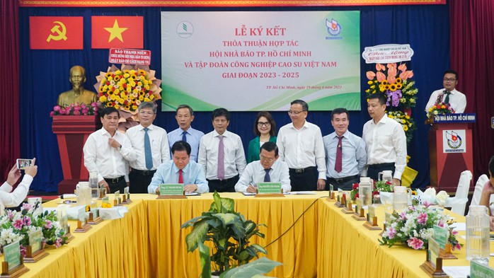 Hội Nhà báo TP HCM và Tập đoàn Công nghiệp Cao su Việt Nam ký kết hợp tác - Ảnh 3.