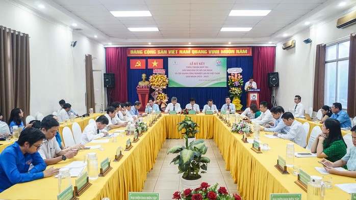 Hội Nhà báo TP HCM và Tập đoàn Công nghiệp Cao su Việt Nam ký kết hợp tác - Ảnh 1.