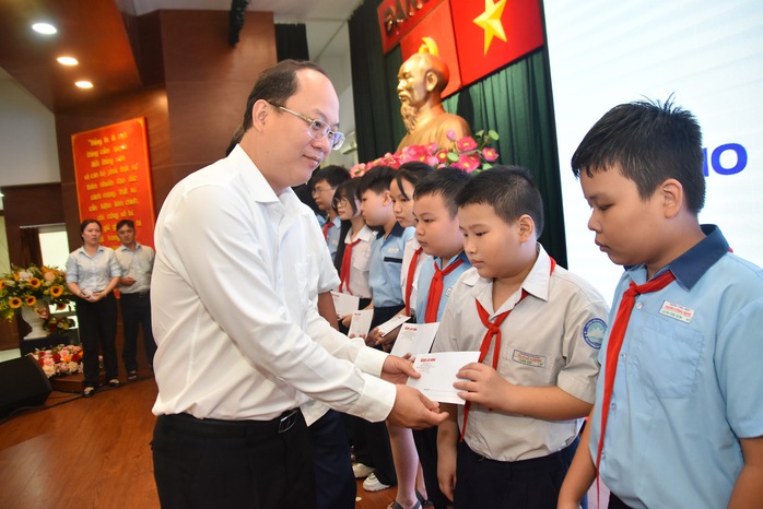 300 suất hỗ trợ kinh phí học tập đến với học sinh, sinh viên dân tộc Hoa ở TP HCM - Ảnh 7.
