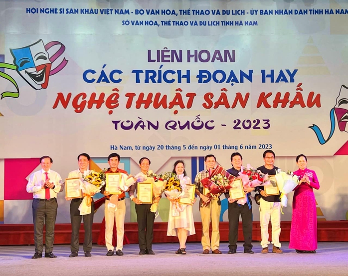 54 HCV và nhiều giải thưởng được trao tại Liên hoan sân khấu Hà Nam - Ảnh 1.