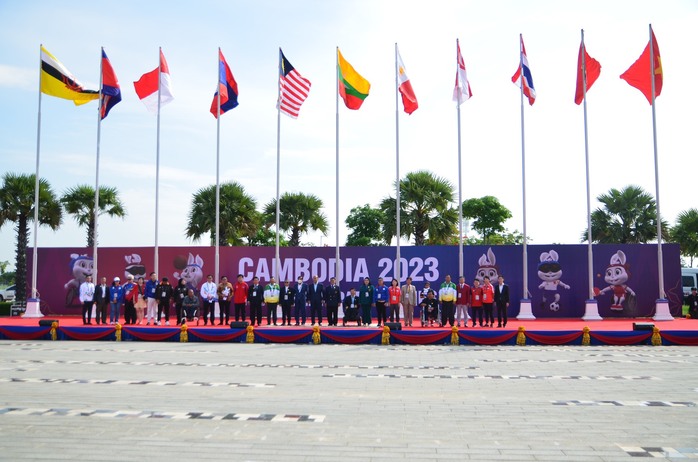 Lễ thượng cờ 11 quốc gia tham dự ASEAN PARA Games 12 - Ảnh 1.