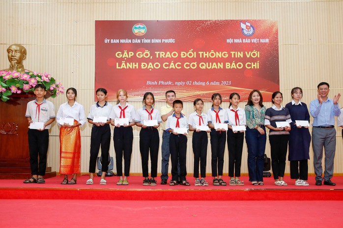 Báo Người Lao Động tặng tỉnh Bình Phước 15.000 lá cờ Tổ quốc, 50 suất học bổng - Ảnh 7.