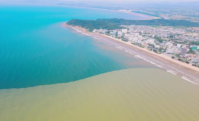 Nước biển Sầm Sơn bất ngờ chia thành 2 màu xanh - vàng - Ảnh 1.