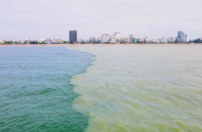 Nước biển Sầm Sơn bất ngờ chia thành 2 màu xanh - vàng - Ảnh 4.