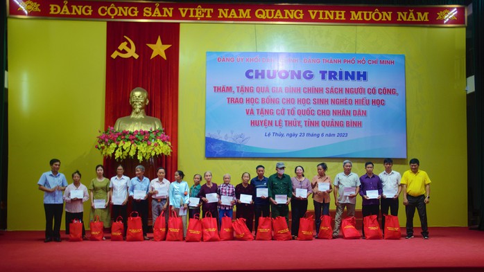 Báo Người Lao Động trao tặng 2.000 lá cờ Tổ quốc và 20 suất học bổng  - Ảnh 1.