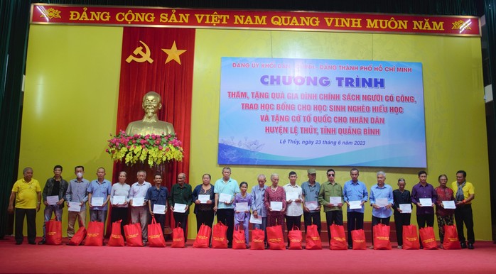 Báo Người Lao Động trao tặng 2.000 lá cờ Tổ quốc và 20 suất học bổng  - Ảnh 2.