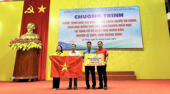 Báo Người Lao Động trao tặng 2.000 lá cờ Tổ quốc và 20 suất học bổng  - Ảnh 4.