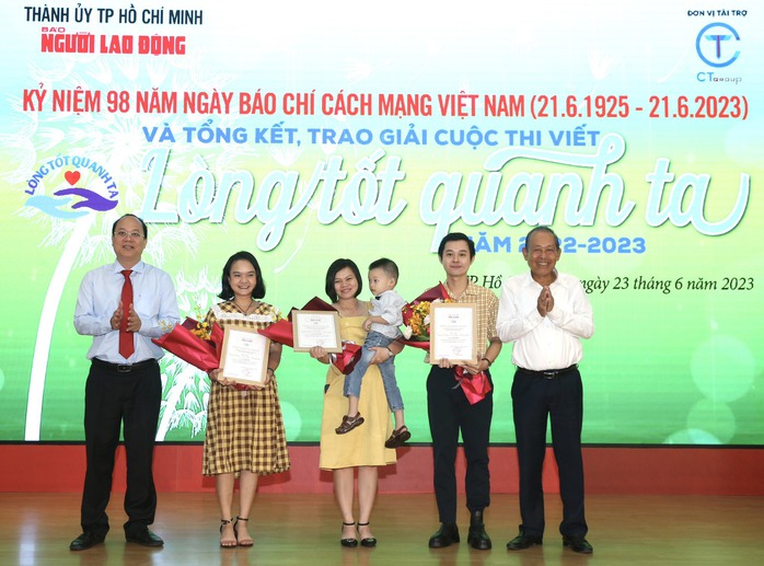 Vợ chồng cụ U90 nấu cơm chay miễn phí đoạt giải đặc biệt cuộc thi viết Lòng tốt quanh ta - Ảnh 1.