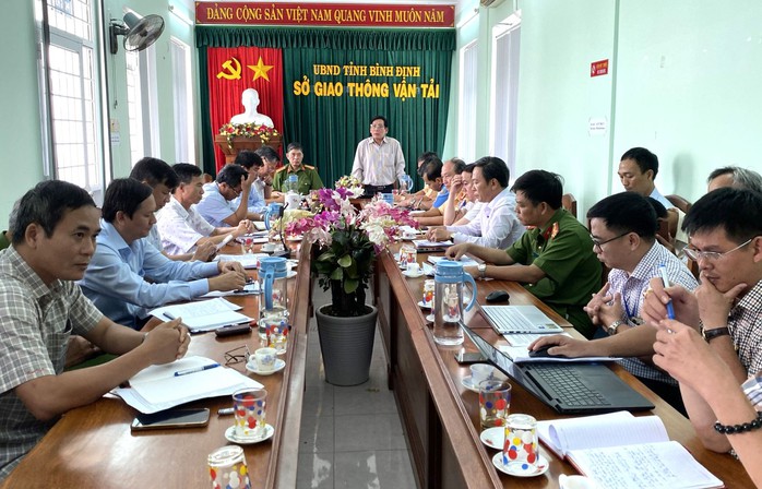 Chủ tịch tỉnh Bình Định yêu cầu chấm dứt tình trạng xe quá khổ, quá tải - Ảnh 1.