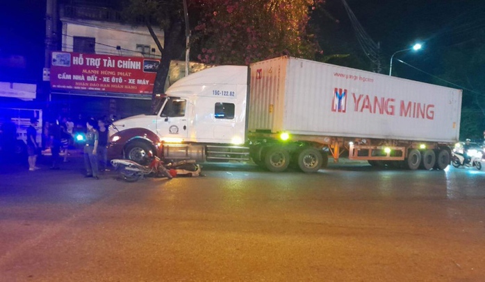 Xe container va chạm xe máy, 5 người bị thương - Ảnh 1.