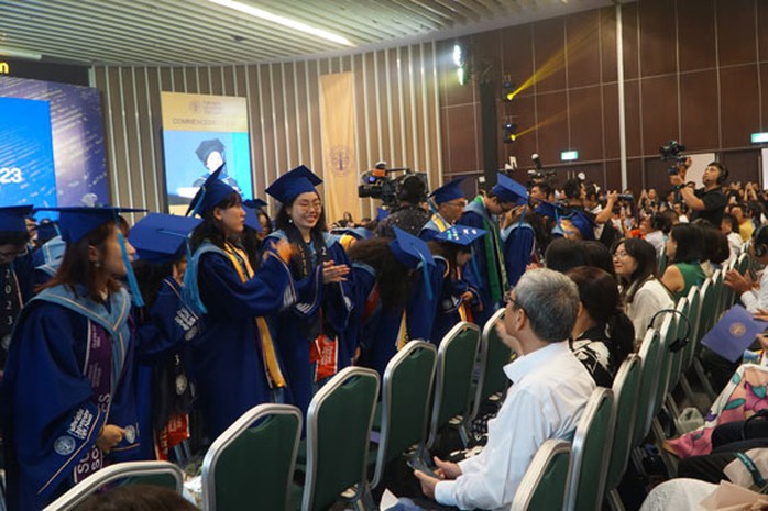 Ấn tượng lễ tốt nghiệp đầu tiên của Trường ĐH Fulbright Việt Nam - Ảnh 2.