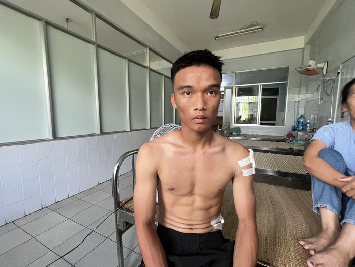 Cầu thủ đội trẻ Quảng Nam kể giây phút xe lật, phải đập cửa kính thoát thân - Ảnh 2.