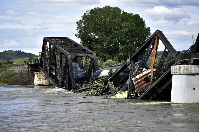 Mỹ: Sập cầu, tàu chở chất độc hại lao xuống sông - Ảnh 1.