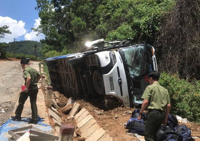 Xác định nguyên nhân xe chở CLB trẻ Quảng Nam bị lật, 4 người thương vong - Ảnh 1.