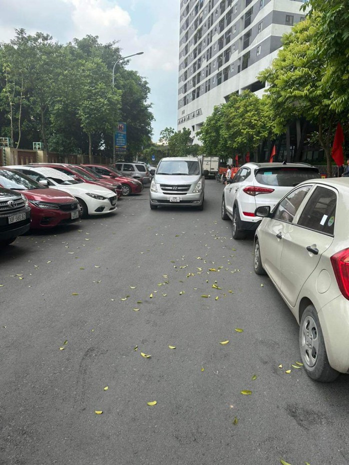 Học sinh phải đi xuống lòng đường nhường vỉa hè, lòng đường cho ôtô đỗ - Ảnh 1.