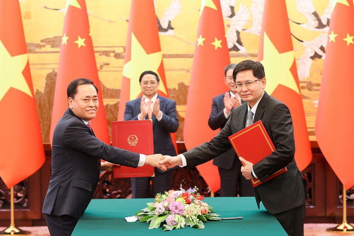 Hai Thủ tướng Việt Nam và Trung Quốc chứng kiến ký 4 văn kiện hợp tác - Ảnh 5.