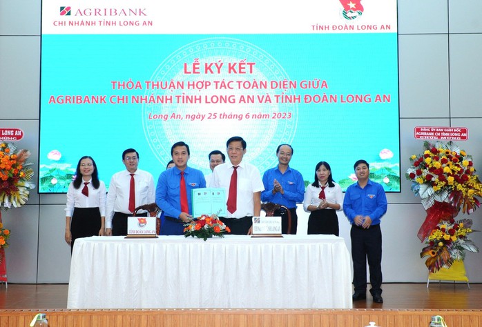 Agribank Long An ký kết hợp tác toàn diện với Tỉnh Đoàn Long An - Ảnh 4.