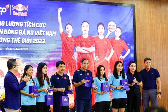 Tặng tuyển bóng đá nữ Việt Nam 1 tỉ đồng và 36 chỉ vàng khắc tên trước thềm World Cup - Ảnh 2.