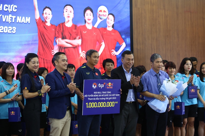 Tặng tuyển bóng đá nữ Việt Nam 1 tỉ đồng và 36 chỉ vàng khắc tên trước thềm World Cup - Ảnh 1.