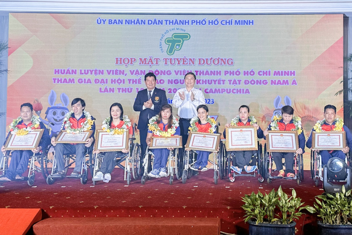 Doanh nghiệp TP HCM khen thưởng cho các VĐV tham gia ASEAN Paragames 12 - Ảnh 2.