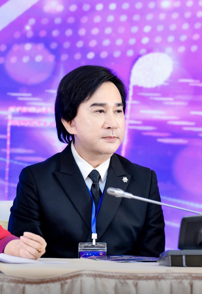 Kim Tử Long ngồi ghế nóng cuộc thi Tìm kiếm tài năng trình diễn Dân ca và Bolero Việt Nam 2023 - Ảnh 2.