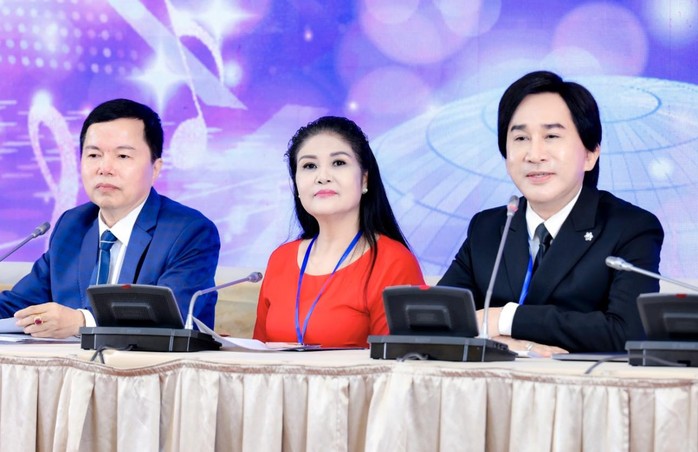 Kim Tử Long ngồi ghế nóng cuộc thi Tìm kiếm tài năng trình diễn Dân ca và Bolero Việt Nam 2023 - Ảnh 1.