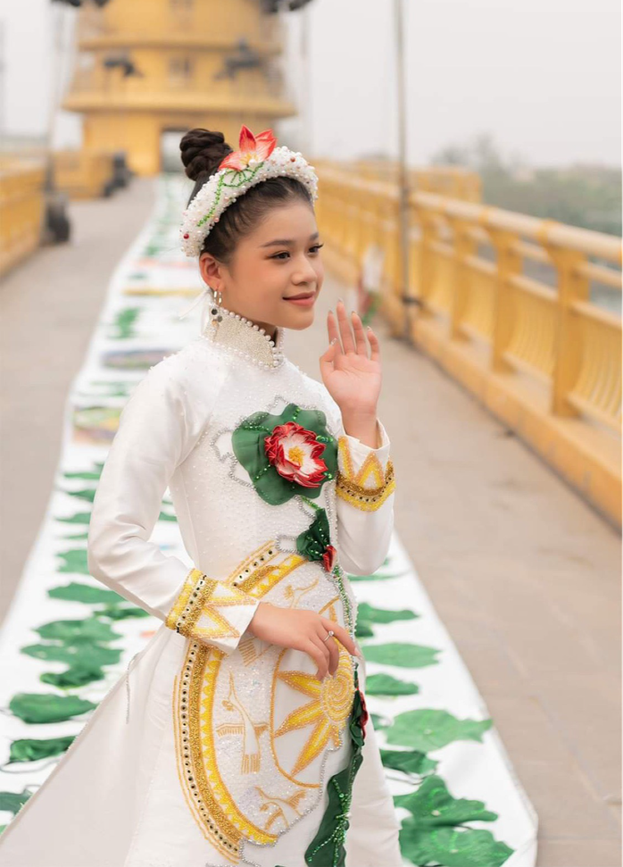 Chiếc áo dài kỷ lục Non sông gấm vóc ra mắt khán giả Thái Lan - Ảnh 1.
